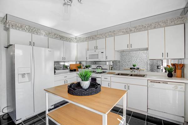 4 Corinth CT, Tinley Park, IL 60477