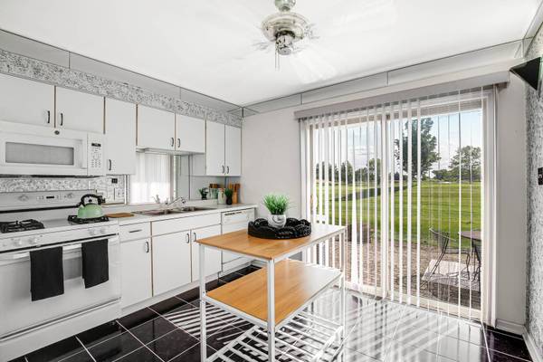 4 Corinth CT, Tinley Park, IL 60477