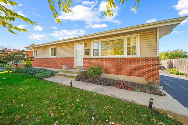 611 E Ironwood DR, Mount Prospect, IL 60056