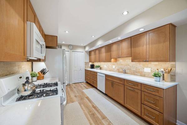 660 Versailles CT #A, Elk Grove Village, IL 60007