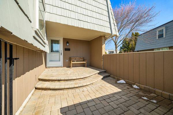 660 Versailles CT #A, Elk Grove Village, IL 60007
