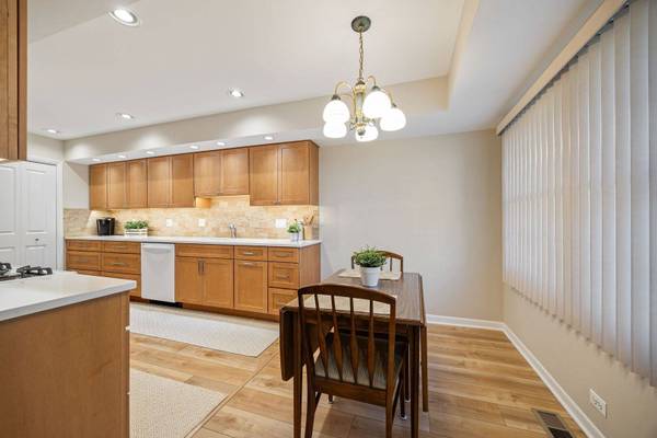 660 Versailles CT #A, Elk Grove Village, IL 60007