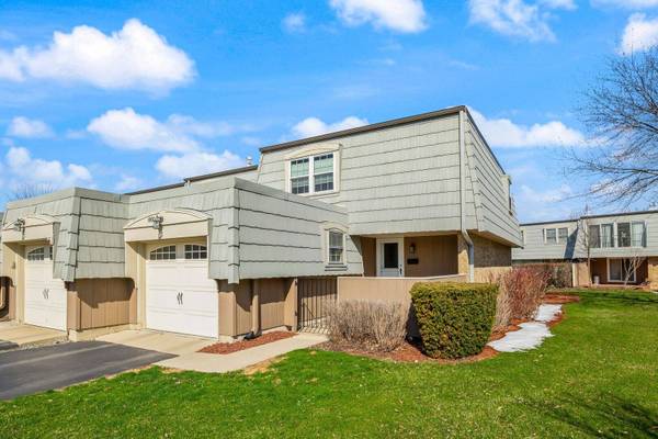 660 Versailles CT #A, Elk Grove Village, IL 60007