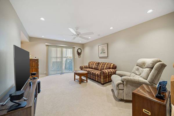 660 Versailles CT #A, Elk Grove Village, IL 60007