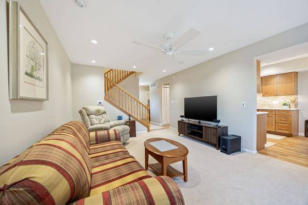 660 Versailles CT #A, Elk Grove Village, IL 60007