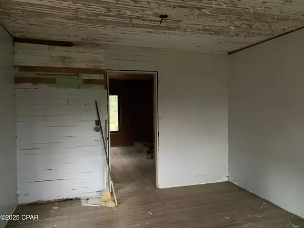 7010 Nobles RD, Grand Ridge, FL 32442