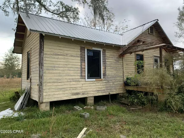 7010 Nobles RD, Grand Ridge, FL 32442