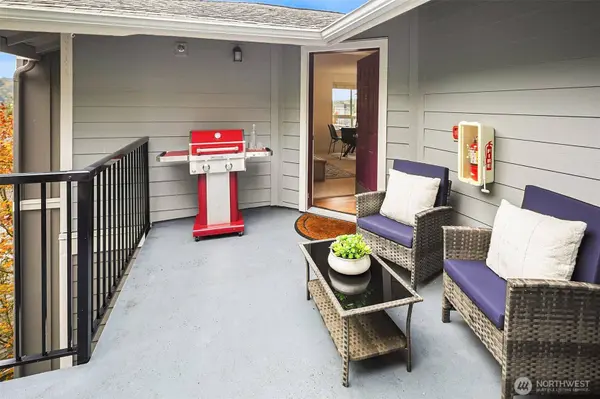 12023 NE 204th PL #E303, Bothell, WA 98011
