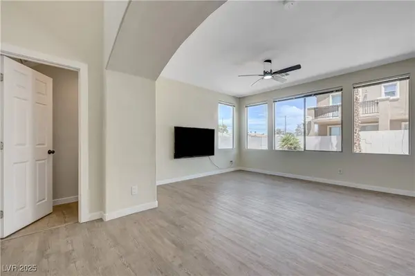 1952 W Hammer LN, North Las Vegas, NV 89031