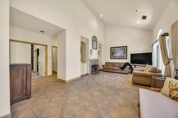 5127 Walnut Pointe LN, Carmichael, CA 95608