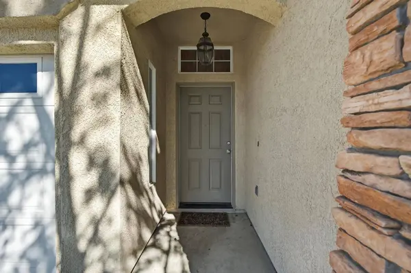 9795 W Taron Dr, Elk Grove, CA 95757