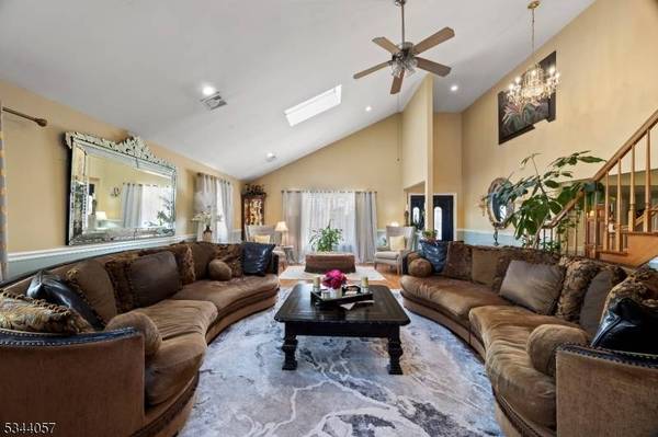 49 Krakow St, Garfield City, NJ 07026