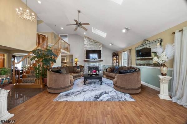 49 Krakow St, Garfield City, NJ 07026