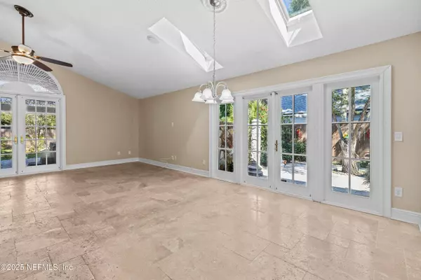 8882 CHAMBORE DR, Jacksonville, FL 32256