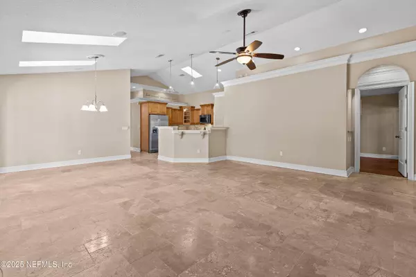 8882 CHAMBORE DR, Jacksonville, FL 32256