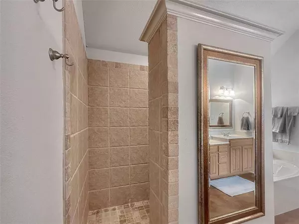 10717 Greenview Court, Benbrook, TX 76126