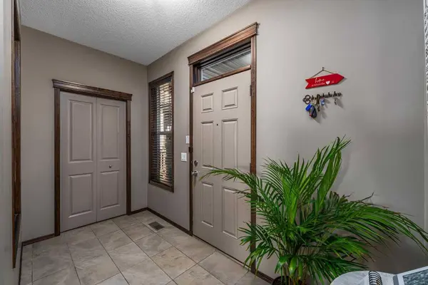 173 Pantego RD NW, Calgary, AB T3K 0B8