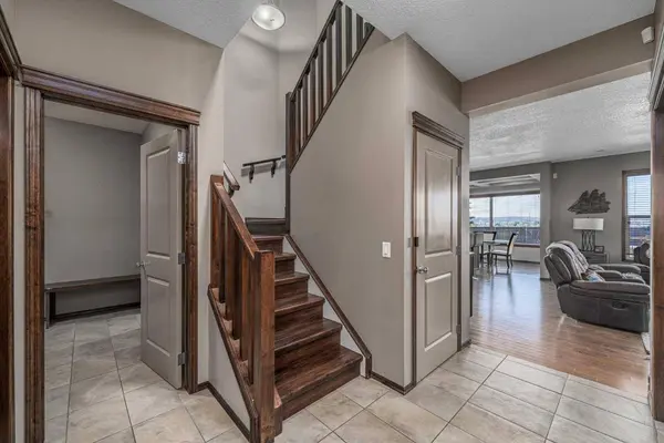 173 Pantego RD NW, Calgary, AB T3K 0B8