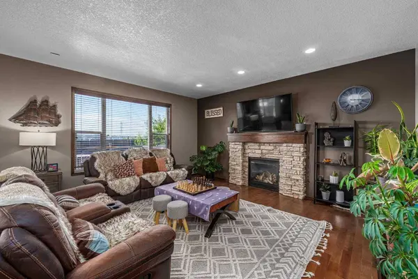 173 Pantego RD NW, Calgary, AB T3K 0B8