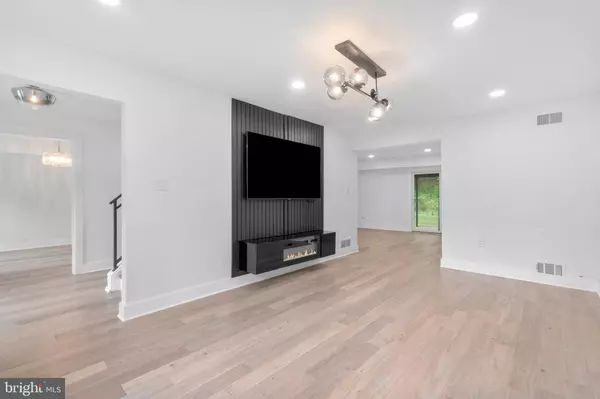 15 JOANN CT, Sewell, NJ 08080