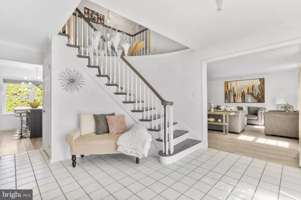 5 GREENLEIGH CIR, Sewell, NJ 08080