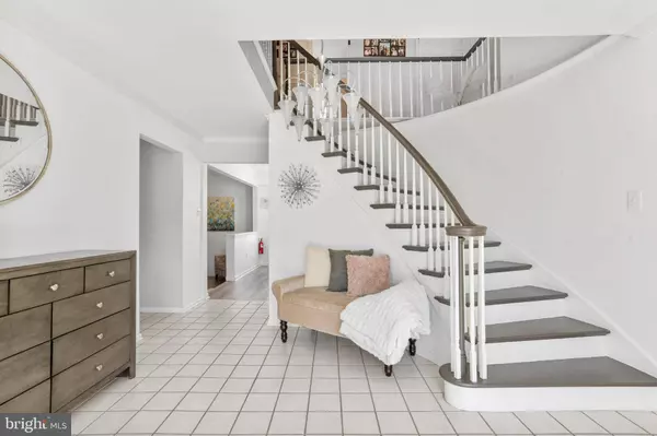 5 GREENLEIGH CIR, Sewell, NJ 08080