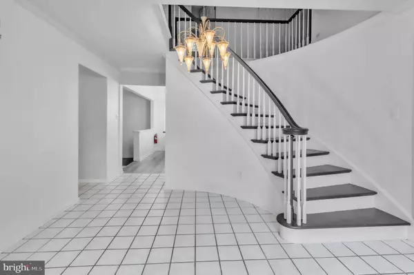 5 GREENLEIGH CIR, Sewell, NJ 08080