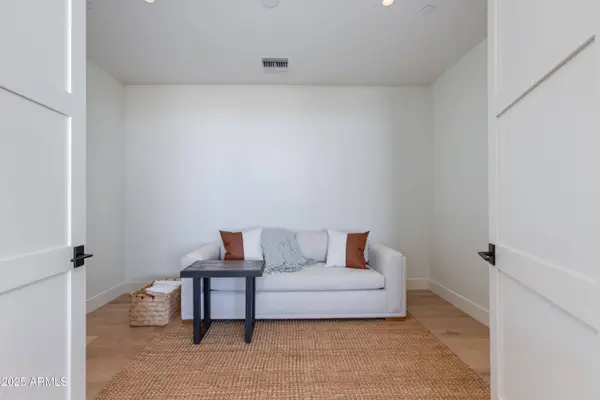 5000 N CAMELBACK RIDGE Drive #206, Scottsdale, AZ 85251