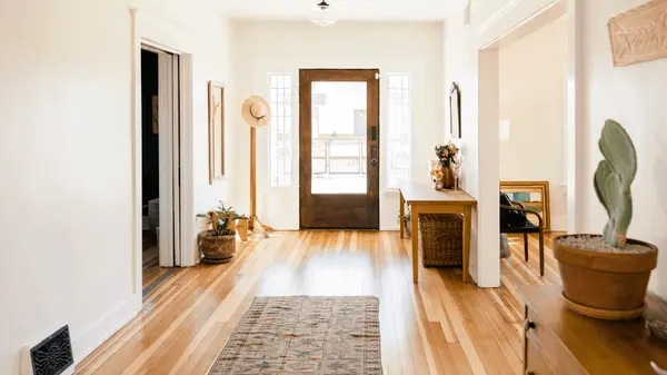 feature image of Short Sale vs. Foreclosure: Which Is the Better Option for You?