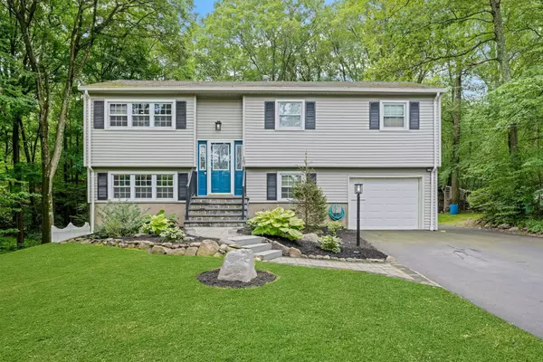 107 Mountain Cir, West Milford, NJ 07480-3209