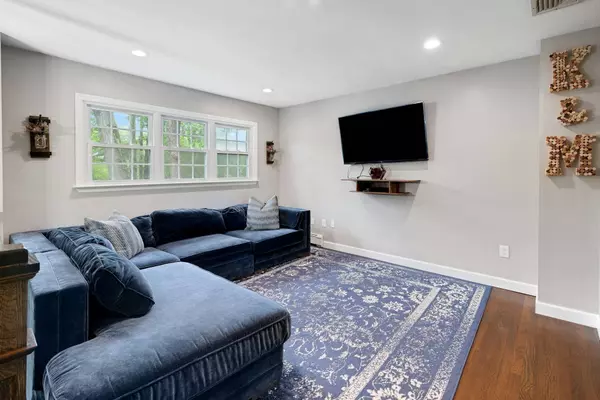 107 Mountain Cir, West Milford, NJ 07480-3209