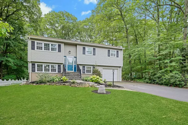 107 Mountain Cir, West Milford, NJ 07480-3209