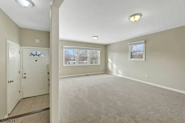 8 Iroquois Ave, Oakland Boro, NJ 07436