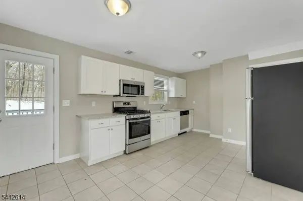 8 Iroquois Ave, Oakland Boro, NJ 07436
