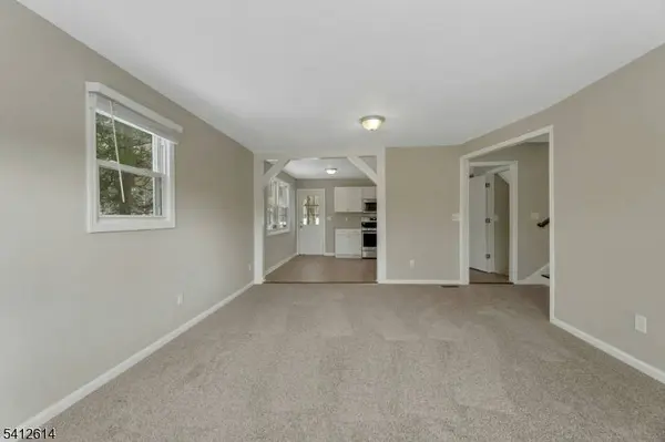 8 Iroquois Ave, Oakland Boro, NJ 07436