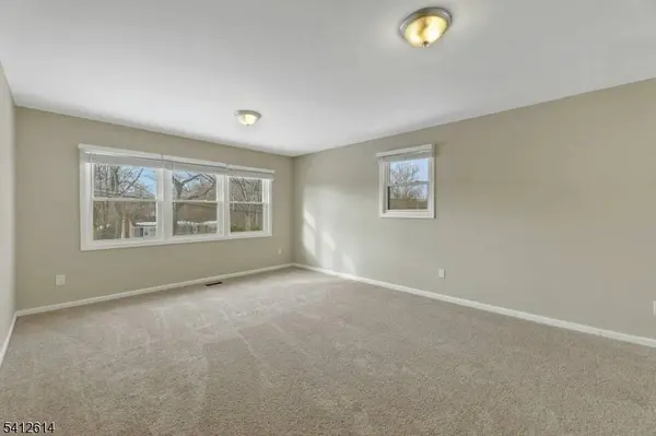 8 Iroquois Ave, Oakland Boro, NJ 07436