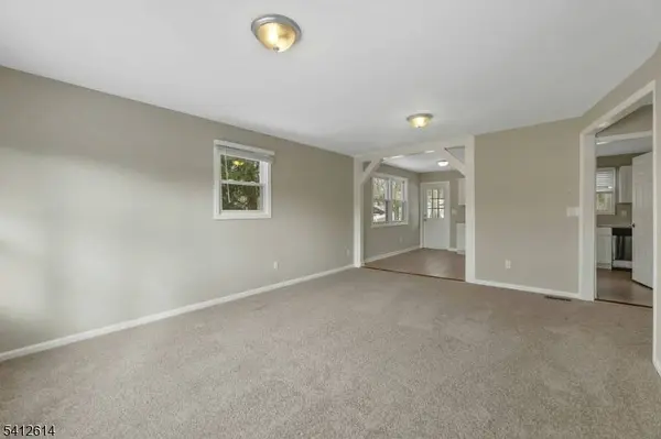 8 Iroquois Ave, Oakland Boro, NJ 07436