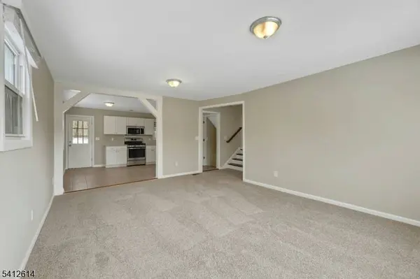8 Iroquois Ave, Oakland Boro, NJ 07436