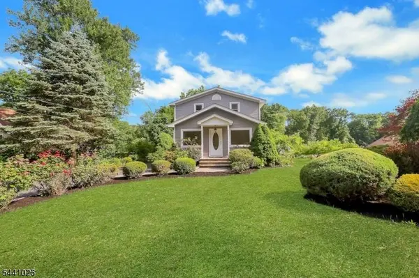 32 Bellows Ln, Montville Twp., NJ 07082