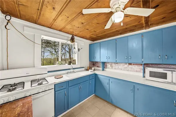 212 Beachwood DR, Sunrise Beach, MO 65079