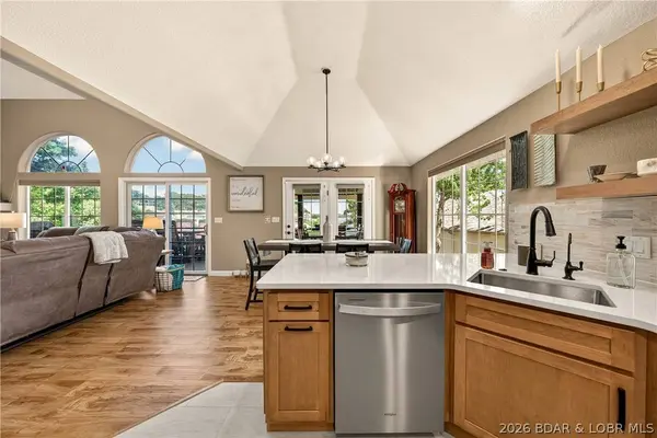 18 Valencia DR, Lake Ozark, MO 65049