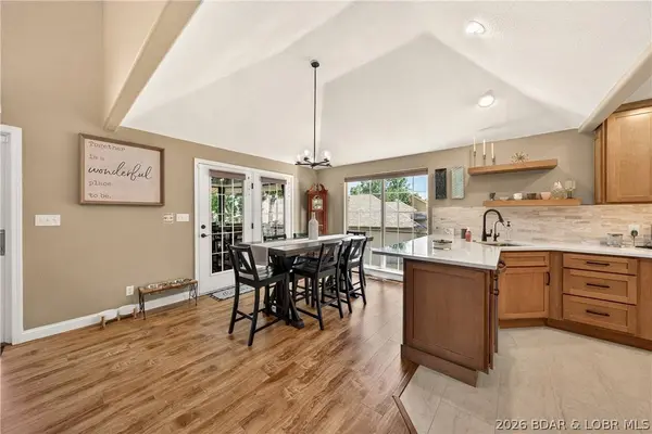18 Valencia DR, Lake Ozark, MO 65049