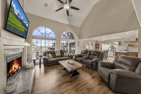 18 Valencia DR, Lake Ozark, MO 65049