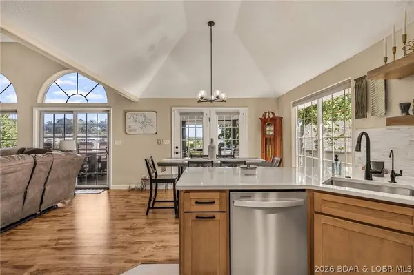 18 Valencia DR, Lake Ozark, MO 65049