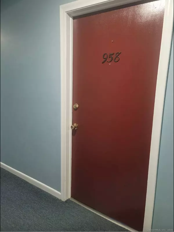 958 High Path Road #958, Windsor, CT 06095