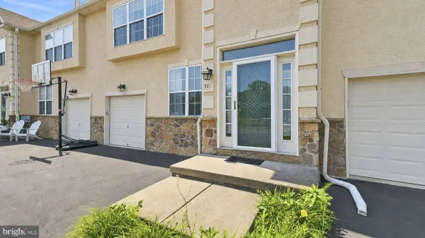 381 MANOR CIR, Harleysville, PA 19438
