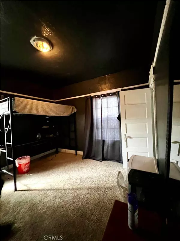 1040 W 45th ST, Los Angeles, CA 90037