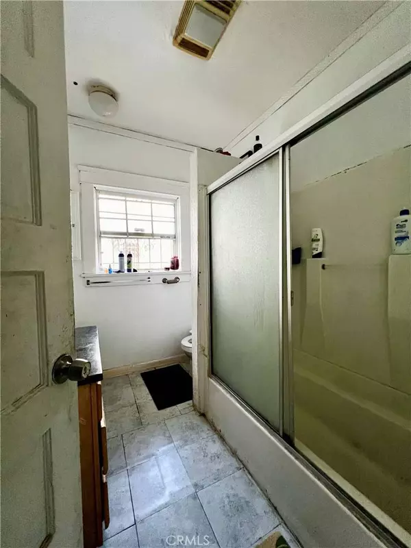 1040 W 45th ST, Los Angeles, CA 90037