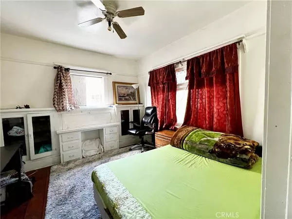 1040 W 45th ST, Los Angeles, CA 90037