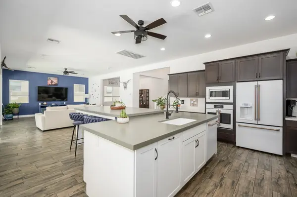 1221 E Paseo Way, Phoenix, AZ 85042-8385